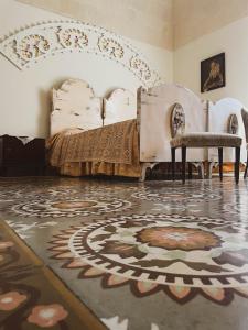 ein Schlafzimmer mit einem Bett und einem Teppich auf dem Boden in der Unterkunft Novecento Room and Breakfast Puglia in Massafra