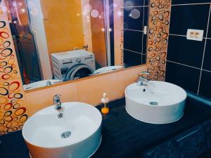 baño con 2 lavabos y espejo grande en Jasmin, en Belgrado