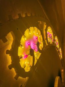 um relógio com luzes cor-de-rosa na parede em Novecento Room and Breakfast Puglia em Massafra