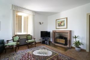 sala de estar con chimenea y TV en Il Castellaro Country House en Perugia