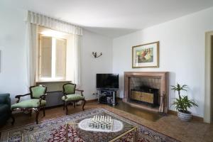 Televízia a/alebo spoločenská miestnosť v ubytovaní Il Castellaro Country House