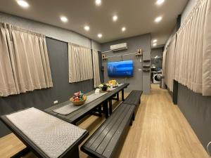 Una cocina o kitchenette en 高雄好日子914包棟KTv民宿