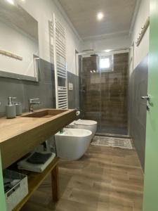 uma casa de banho com um WC, um lavatório e um chuveiro em Casa Paolina em Uggiano la Chiesa