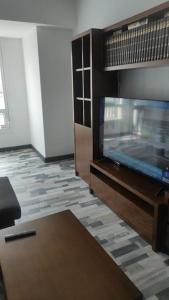 sala de estar con TV de pantalla plana y mesa en Precioso piso en Ourense centro en Ourense
