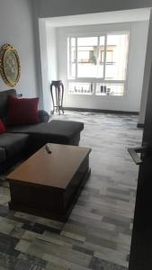 sala de estar con sofá y mesa de centro en Precioso piso en Ourense centro en Ourense