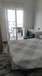 1 dormitorio con cama, escritorio y mesa en Precioso piso en Ourense centro en Ourense