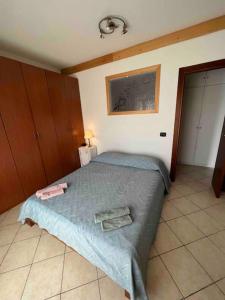 ein Schlafzimmer mit einem Bett mit zwei Handtüchern darauf in der Unterkunft Apartment in Santa Marinella in Santa Marinella