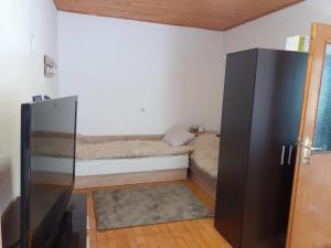 Habitación pequeña con cama y nevera. en Villa Morena, 