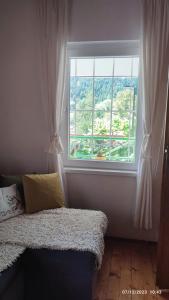 1 dormitorio con ventana y 1 cama con vistas en Villa Morena, 