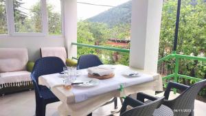 d'une table et de chaises blanches sur un balcon. dans l'établissement Villa Morena, 