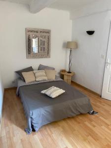 a bedroom with a bed in a room at Maison de village 5 vacanciers chez Néné et Bibi in Roquemaure