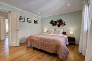 een slaapkamer met een bed met een stapel borden aan de muur bij Comfortable Town House in Quiet Area by LovelyStay in Lissabon