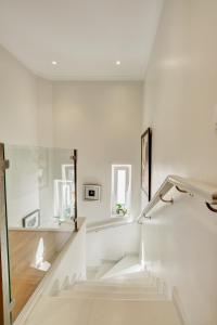 Bathroom sa Comfortable Town House in Quiet Area by LovelyStay