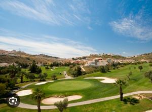 una vista aérea de un campo de golf con palmeras en Azahar house en Formentera del Segura