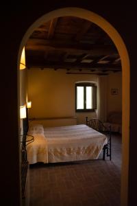 ピエディルコにあるVecchia Osteriaのアーチ道のある部屋で、ベッドルーム1室(ベッド1台付)