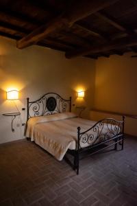 ピエディルコにあるVecchia Osteriaのベッドルーム1室(ランプ2つ付)
