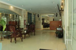 a lobby with chairs and a table in a building at Residence L´ Heritage Aristóteles 225 by BlueBay in Mexico City