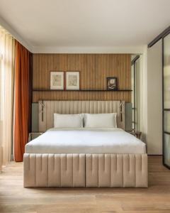 ein Schlafzimmer mit einem großen Bett in einem Zimmer in der Unterkunft Hôtel Dame des Arts in Paris