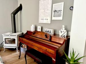 Loft de estilo industrial con garaje في بلد الوليد: بيانو خشبي في غرفة المعيشة مع موقد