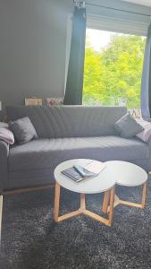 uma sala de estar com um sofá e uma mesa de centro em Meerblick em Glücksburg