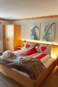 Postel nebo postele na pokoji v ubytování Hotel Madrisajoch