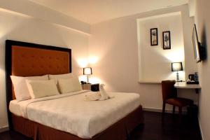 ジャカルタにあるMV Orienchiの大きなベッド(白いシーツ付)が備わる客室です。