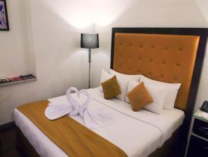 - une chambre avec un lit doté d'un oriel blanc dans l'établissement MV Orienchi, à Jakarta