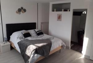 Letto o letti in una camera di La Douce Parenthèse B&B entre bois et champs-Accueil motards