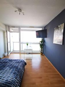 ein Schlafzimmer mit einem Bett und einer blauen Wand in der Unterkunft Luftiges Apartment im Herzen von Dresden in Dresden