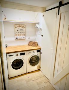 a laundry room with a washer and dryer at Loft de estilo industrial con garaje in Valladolid