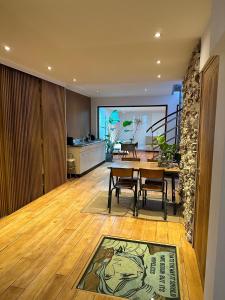 Studio Senang في نايميخن: غرفة معيشة مع طاولة طعام ومطبخ
