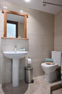 y baño con lavabo y aseo. en Seabreeze apartment in Palaio Faliro/ Netflix, en Atenas