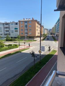 eine leere Straße in einer Stadt mit Gebäuden in der Unterkunft Apartman Kalina in Donje Mladice