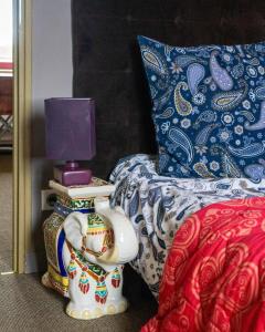 um quarto com uma cama e uma mesa com um candeeiro em Appartement d'une chambre avec jardin clos et wifi a Fauverney em Fauverney