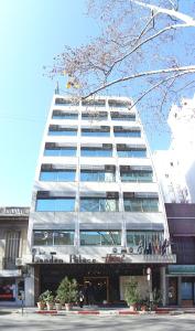 un edificio blanco alto con muchas ventanas en Hotel London Palace, en Montevideo