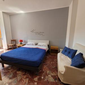 um quarto com uma cama e um sofá em Sole e mare em Guardavalle