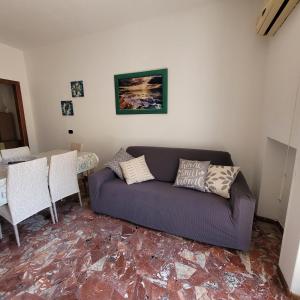uma sala de estar com um sofá e uma mesa em Sole e mare em Guardavalle