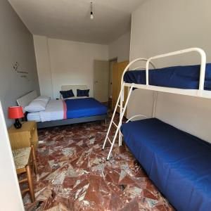 um quarto com 2 beliches em Sole e mare em Guardavalle