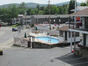 Bazén v ubytování The Lake George Inn nebo v jeho okolí