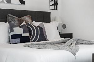 - un lit blanc avec des oreillers et une couverture dans l'établissement Corner condo w/ Unrivaled views, à Miami