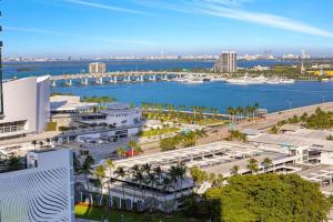 - une vue aérienne sur une ville et un port dans l'établissement Corner condo w/ Unrivaled views, à Miami