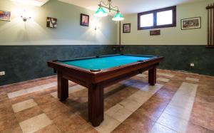 a pool table in the middle of a room at Prado de las merinas in Caleruega
