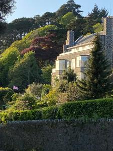 una casa al lado de una colina en 2 bed apartment overlooking North Sands beach en Salcombe