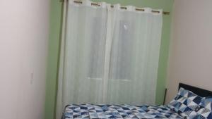 Un pat sau paturi într-o cameră la Aluga-se uma casa em Mucugê Bahia