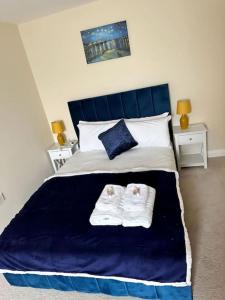 a bedroom with a bed with two towels on it at JB Stays Croydon Townhouse in South Norwood