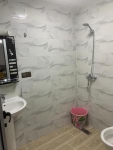 La salle de bains est pourvue d'une douche et d'un lavabo. dans l'établissement Appartement familial Al hoceima, à Al Hoceïma
