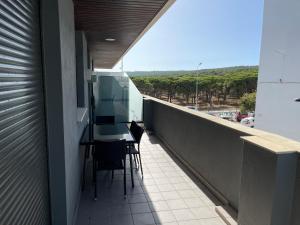 un balcón con sillas y un bar en un edificio en CasaMar, en Barbate