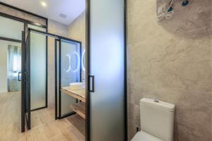 a bathroom with a toilet and a glass door at MyHouseSpain - Acogedor piso cerca de Atocha I in Madrid