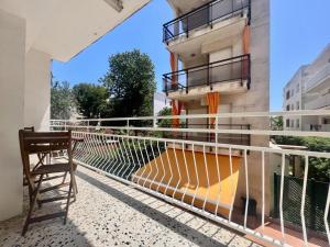 d'un balcon avec un banc. dans l'établissement Apartamentos Ancora Romana, à Calafell