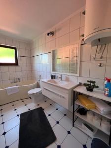 La salle de bains est pourvue d'un lavabo, d'une baignoire et de toilettes. dans l'établissement Kuća za odmor Oaza mira, à Kovačevo Polje
